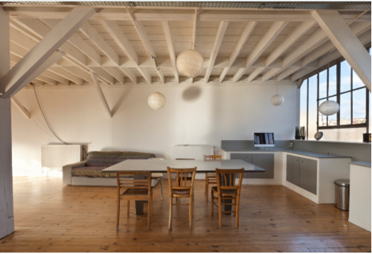 Trasformare le travi in legno del soffitto con luso del bianco ... Verniciare il legno di bianco