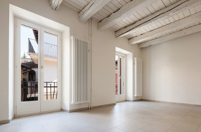 Trasformare le travi in legno del soffitto con luso del bianco ... Verniciare il legno di bianco