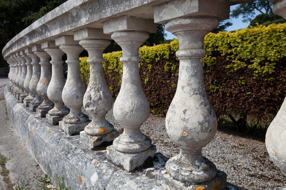 Come eliminare i muschi e le muffe sugli elementi da giardino