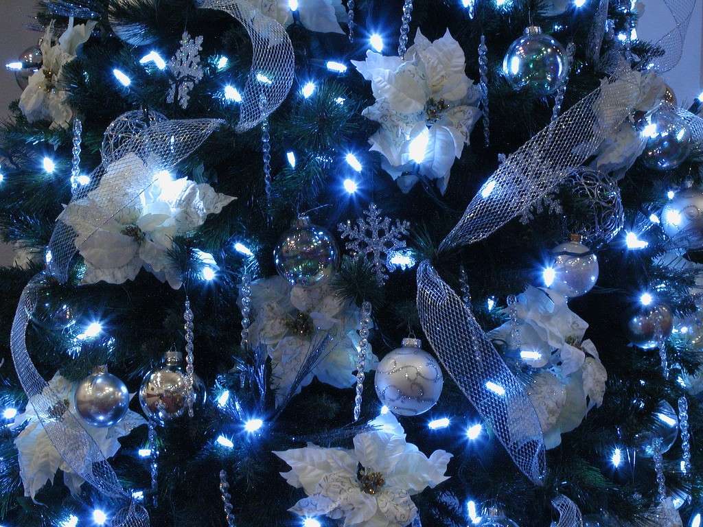 Albero Di Natale Argento E Bianco.Decorare L Albero Di Natale Con Addobbi Blu Www Ilportaledellimbianchino Com