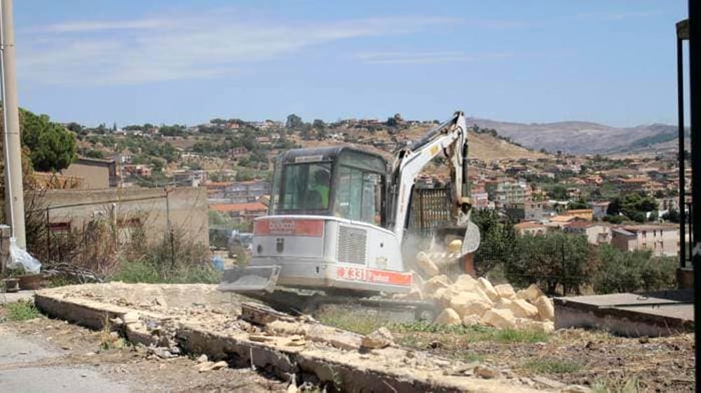 Abusi edilizi, nonostante il condono ambientale si procede con la demolizione